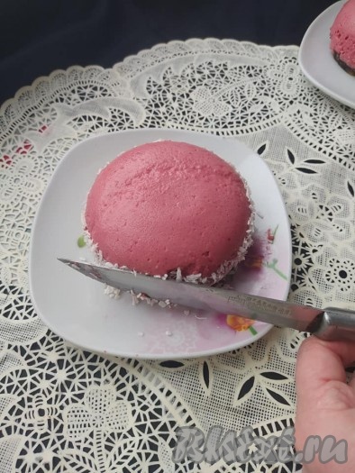 и украсить бока кокосовой стружкой с помощью ножа, насыпая стружку на нож и прикладывая к бокам пирожного.
