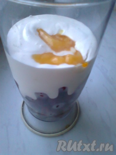 Приготовление мусса. 

Замороженную вишню без косточек разморозить при комнатной температуре в течение 30 минут. Добавить к вишне сметану и мёд.