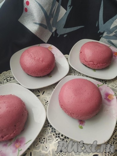 Отправить муссовое вишнёвое пирожное в холодильник до полного застывания. Затем достать из холодильника и оставить минут на 10 при комнатной температуре. Ножом провести по краю креманки и с помощью ложки достать мусс с бисквитом из формы. Выложить десерт на блюдца