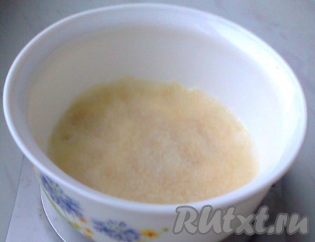 Желатин замочить в 100 мл холодного кипячёного молока и оставить минут на 10 для набухания.&nbsp;
