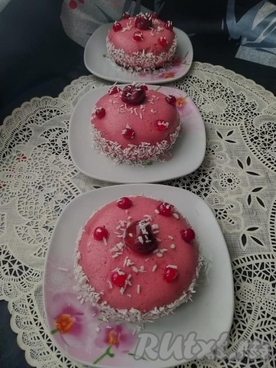 Наши замечательные муссовые вишнёвые пирожные готовы.