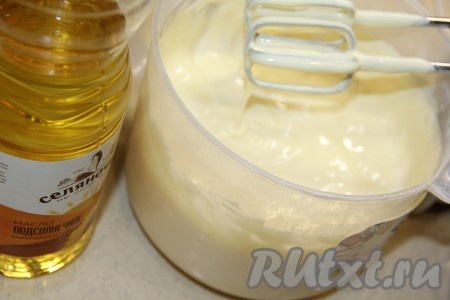 Влить растительное масло и ещё раз перемешать миксером до однородности. Тесто получится воздушным, напоминающим сметану средней густоты.