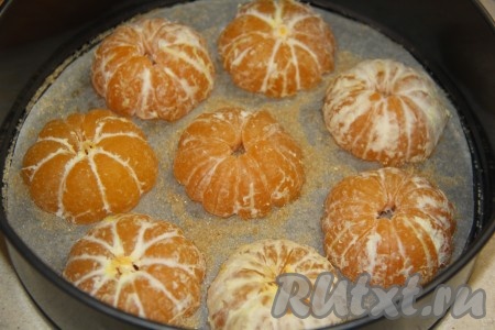 На сахар выложить мандарины срезом вниз.
