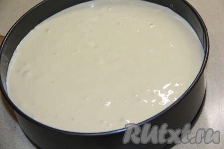 Выложить тесто в форму.
