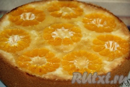 Вот такой красивый и очень вкусный бисквитный пирог с мандаринами получился. Эта выпечка с нежной текстурой и сочными мандариновыми дольками украсит чаепитие и понравится всей семье!
