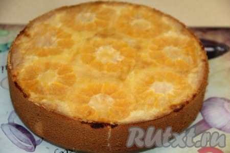 Пирог остудить в форме минут 5, а затем перевернуть на тарелку и снять пергамент.