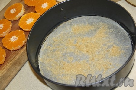 Форму (у меня разъёмная форма диаметром 24 см) застелить пергаментом и присыпать 1 столовой ложкой коричневого сахара.
