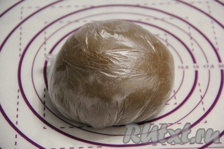 Пряничное тесто завернуть в пакет и поместить в холодильник на 2-3 часа (можно убрать в холодильник и на ночь).
