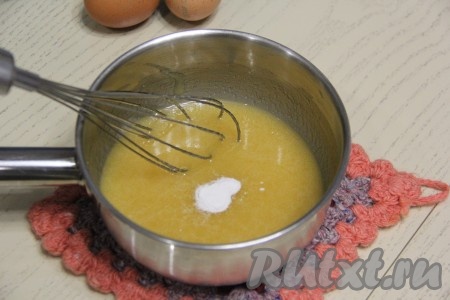 В масляно-медовую смесь добавить соду, перемешать венчиком и оставить на 5 минут.
