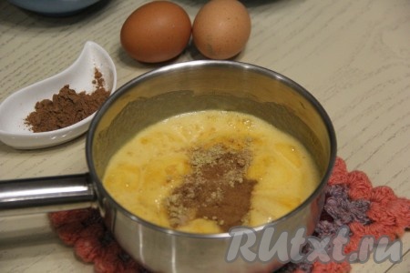 Всыпать&nbsp;имбирь, корицу, кардамон и перемешать.
