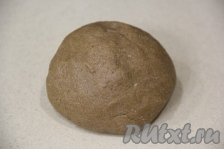 Замесить нежное и эластичное тесто для пряников.
