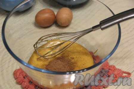 Получившуюся пряную массу перелить из сотейника в миску для замеса теста и немного остудить. Всыпать какао и перемешать венчиком.