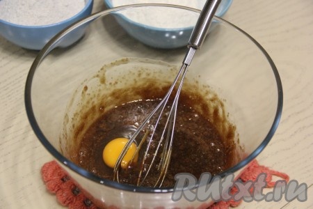 Затем добавить яйца по одному, каждый раз тщательно вмешивая венчиком в пряную массу.
