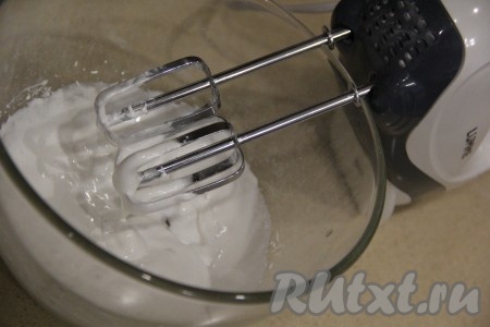 Для приготовления глазури охлаждённый белок взбить миксером в воздушную массу, затем всыпать сахарную пудру и взбивать минут 5 (до устойчивых пиков). В конце взбивания влить лимонный сок и ещё минуту взбивать. Глазурь получится тягучей и однородной.
