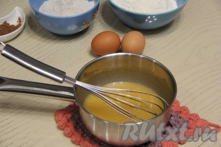 Содержимое сотейника, постоянно помешивая, довести до кипения. Снять сотейник с масляно-медовой смесью с огня.
