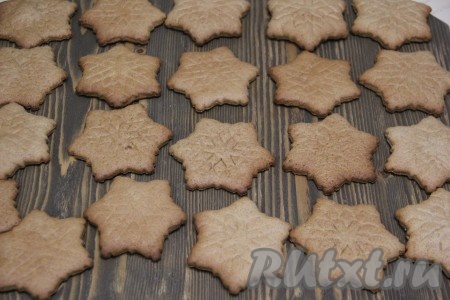 Выпекать пряники в разогретой духовке при температуре 180-200 градусов, примерно, 5-7 минут. Готовую выпечку слегка остудить на противне, а затем переложить на доску и полностью остудить.
