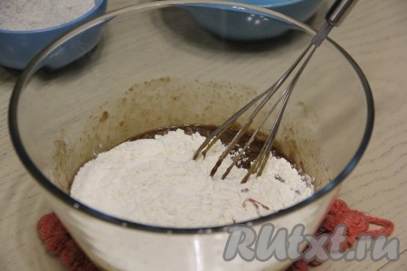 Добавить пшеничную муку и перемешать венчиком.

