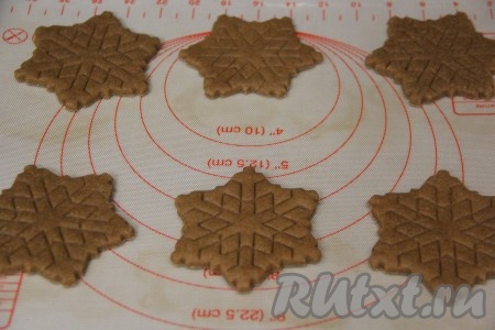 Переложить заготовки пряников на противень, застеленный тефлоновым ковриком (или пергаментом).
