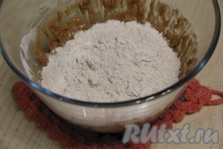 Всыпать ржаную муку.
