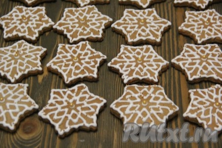 Украсить пряники глазурью, поверх которой можно выложить кондитерскую посыпку, и оставить на сутки для высыхания.
