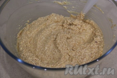 Перемешать тесто лопаткой.
