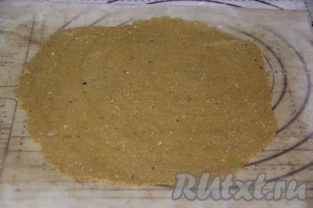 Тесто разделить на 13 частей. Каждую часть теста на пергаменте (или на силиконовом коврике), на котором будете выпекать, раскатать в тонкий пласт.