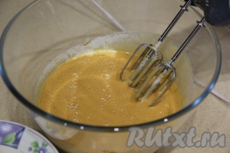 Добавить варёную сгущёнку и взбить в течение 1 минуты.