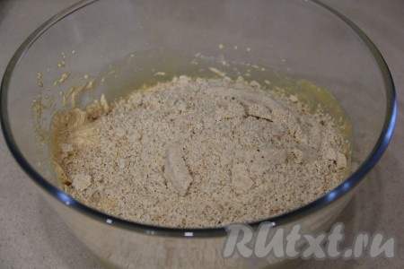 Добавить арахисовую крошку.
