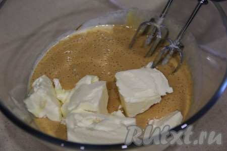 Добавить кусочки мягкого сливочного масла.