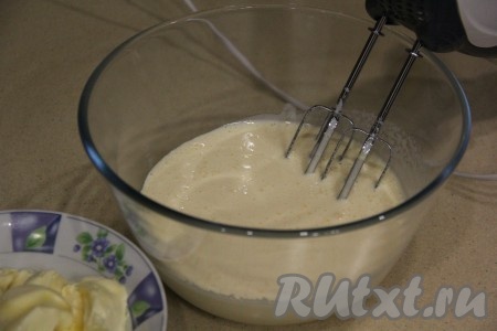 Взбить миксером яйца с сахаром в течение 5 минут.
