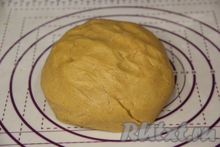 Частями добавляя оставшуюся муку, замесить мягкое, нежное, не липнущее к рукам тесто.