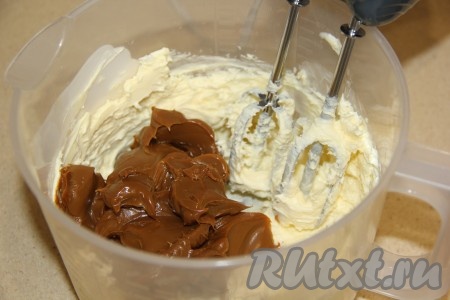 Затем добавить варёную сгущёнку.