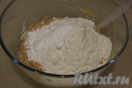 Добавить разрыхлитель и 200 грамм муки, перемешать.