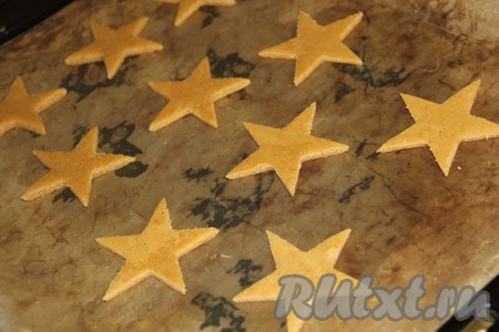 Переложить печенье на противень, застеленный тефлоновым ковриком (или пергаментом).
