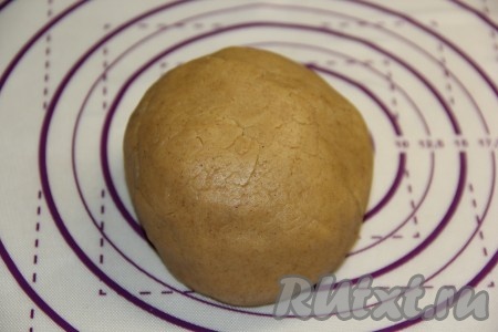 Замесить мягкое, очень пластичное тесто.
