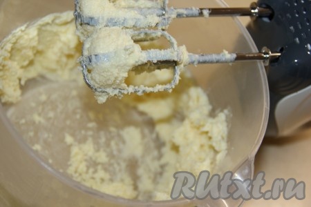 Мягкое масло взбить с помощью миксера в течение 3 минут.
