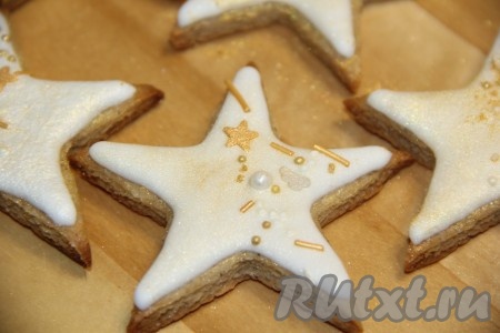 Для придания глазури дополнительного блеска я покрыла её "золотой пыльцой" - это специальный пищевой краситель для придания блеска.
