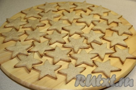 Выпекать имбирное печенье в разогретой духовке при температуре 200 градусов около 5 минут (звёздочки должны стать слегка золотистого цвета).&nbsp;Готовую выпечку остудить и можно подавать к столу.
