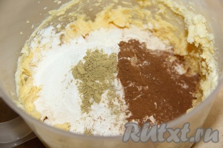 Всыпать сахар, имбирь, ванильный сахар и корицу, взбить до однородности.
