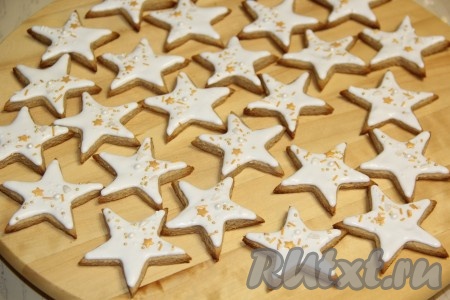 Я дополнительно покрыла печенье глазурью. Для приготовления глазури нужно в абсолютно сухой посуде взбить миксером охлаждённый яичный белок в пышную пену, затем добавить сахарную пудру и взбивать ещё в течение 5-6 минут (до устойчивых пиков), после этого влить сок лимона и взбивать ещё около минуты. Глазурь получится блестящей, однородной. Покрыть остывшее печенье глазурью и украсить цветной посыпкой. Оставить печенье на ночь для полного высыхания глазури.
