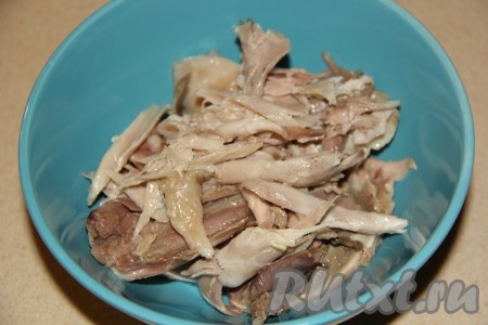 Как только пройдёт три часа, выключить мультиварку или огонь на плите и оставить холодец ещё на 2 часа под крышкой, затем отделить мясо от костей и жира. Чеснок почистить и пропустить через пресс. Бульон процедить и посолить по вкусу.