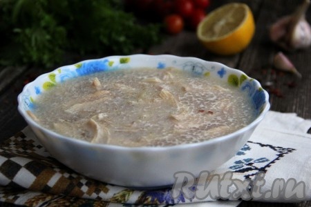 Разложить мясо по глубоким тарелкам. В бульон добавить чеснок и залить этим бульоном мясо. Поставить холодец в холодильник на ночь.
