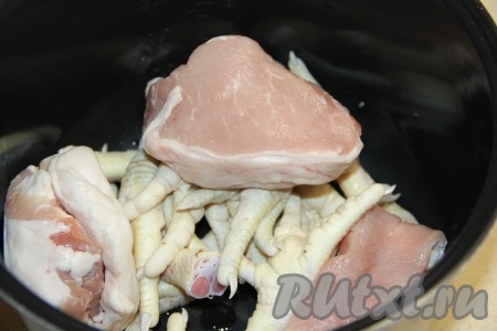 Сюда же выложить свинину (я использовала мякоть с небольшим количеством сала).
