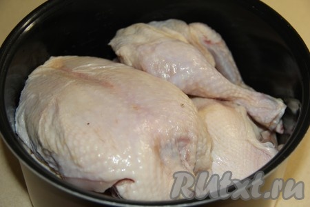 Добавить курицу, нарезанную на части, 2 лавровых листа и перец горошком. По желанию, к мясу можно добавить очищенные морковь и лук (я не добавляла).