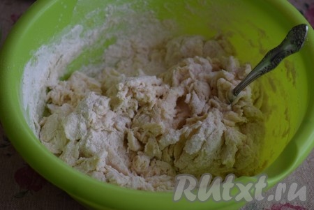 Тесто достаточно быстро начинает схватываться и комковаться.
