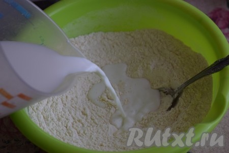 Молоко подогреваем до температуры 40 градусов и аккуратно вливаем в смесь муки, сахара, дрожжей и соли.