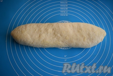 Снова растягиваем руками улитку в пласт и ещё раз сворачиваем пласт в рулет, придавая ему овальную форму, характерную для молочного батона.
