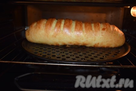 Батон покроется румяной корочкой в процессе выпечки.
