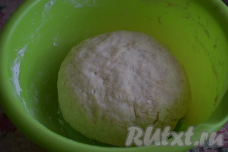 Далее вымешиваем тесто руками в течение 8-9 минут. Замешанное дрожжевое тесто должно получиться гладким, упругим, однородным и совершенно не липнущим к рукам. Накрываем миску с тестом полотенцем (или пищевой плёнкой) и ставим в тёплое место без сквозняков, примерно, на 1 час.

