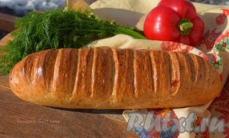 Достаём готовый молочный батон из духовки, накрываем полотенцем и даём ему полностью остыть.
